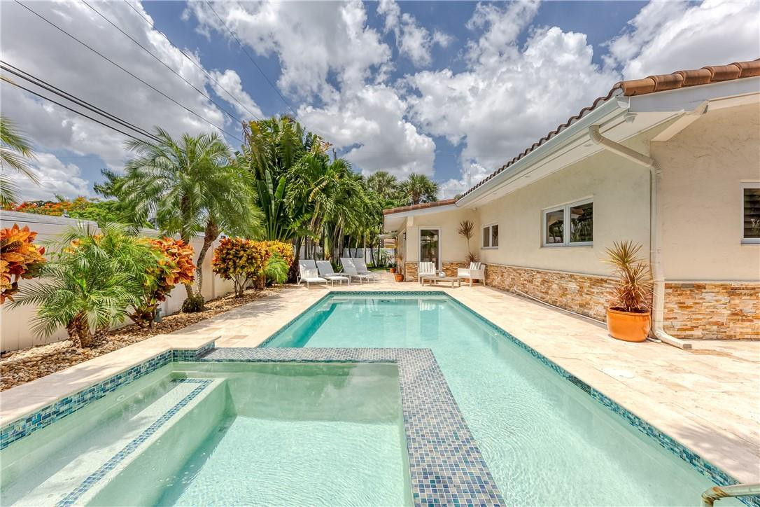 2726 NE 25TH Place