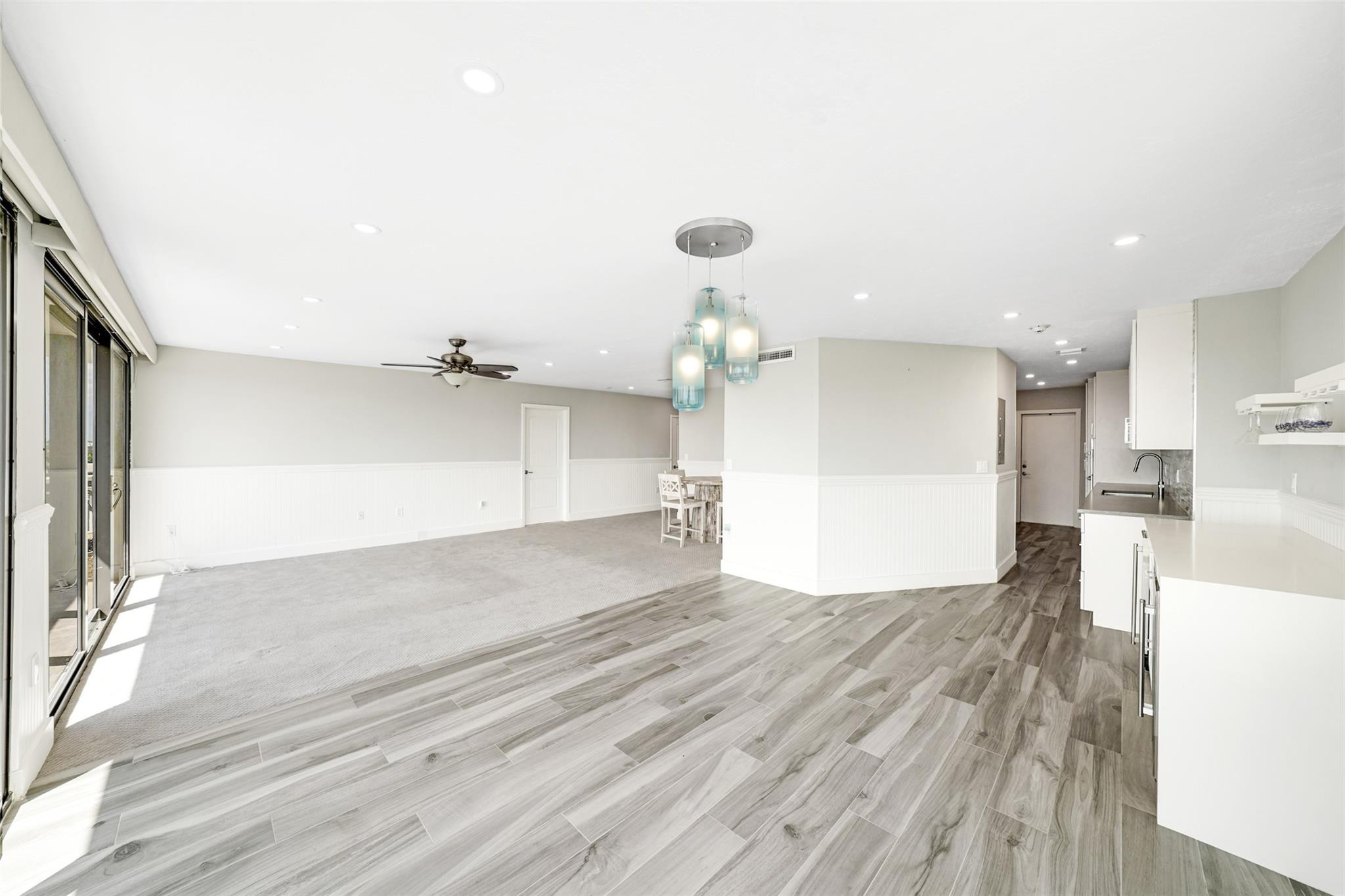 3100 NE 48th St 718