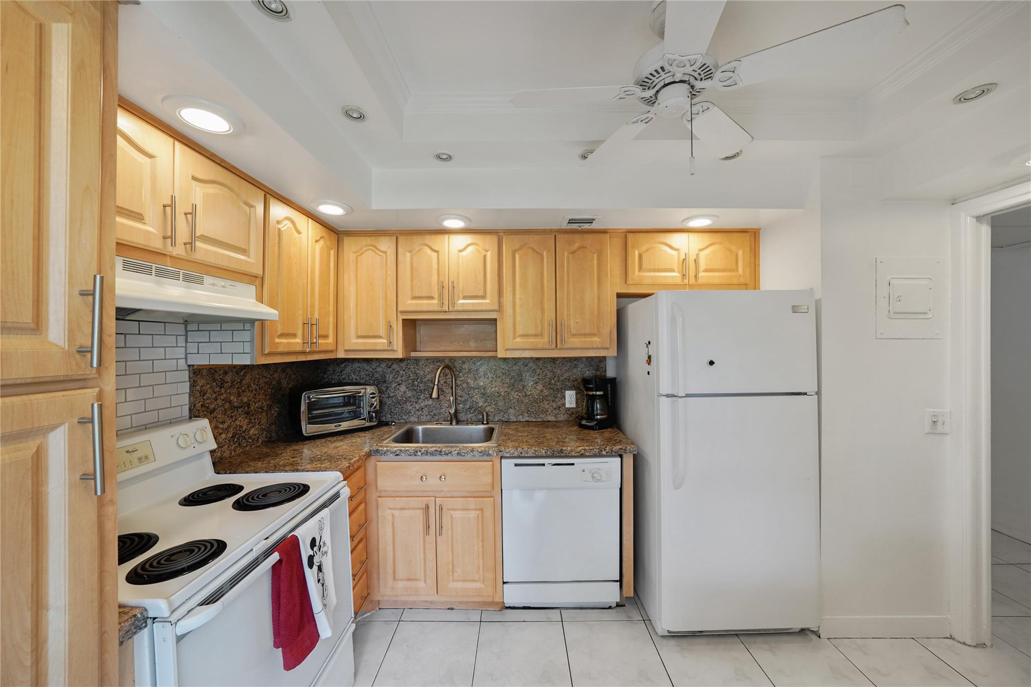 2751 N Palm Aire Dr 102