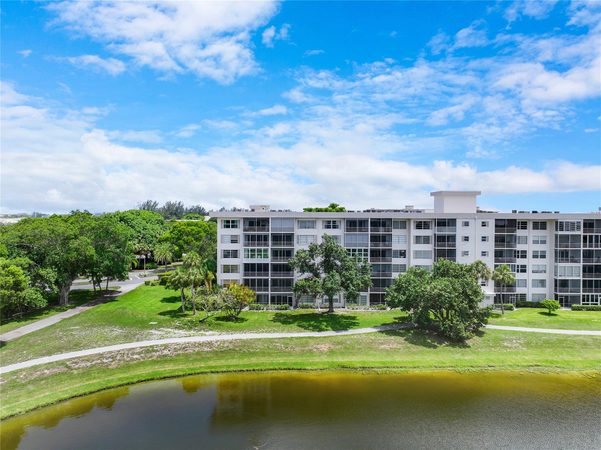 2751 N Palm Aire Dr 102