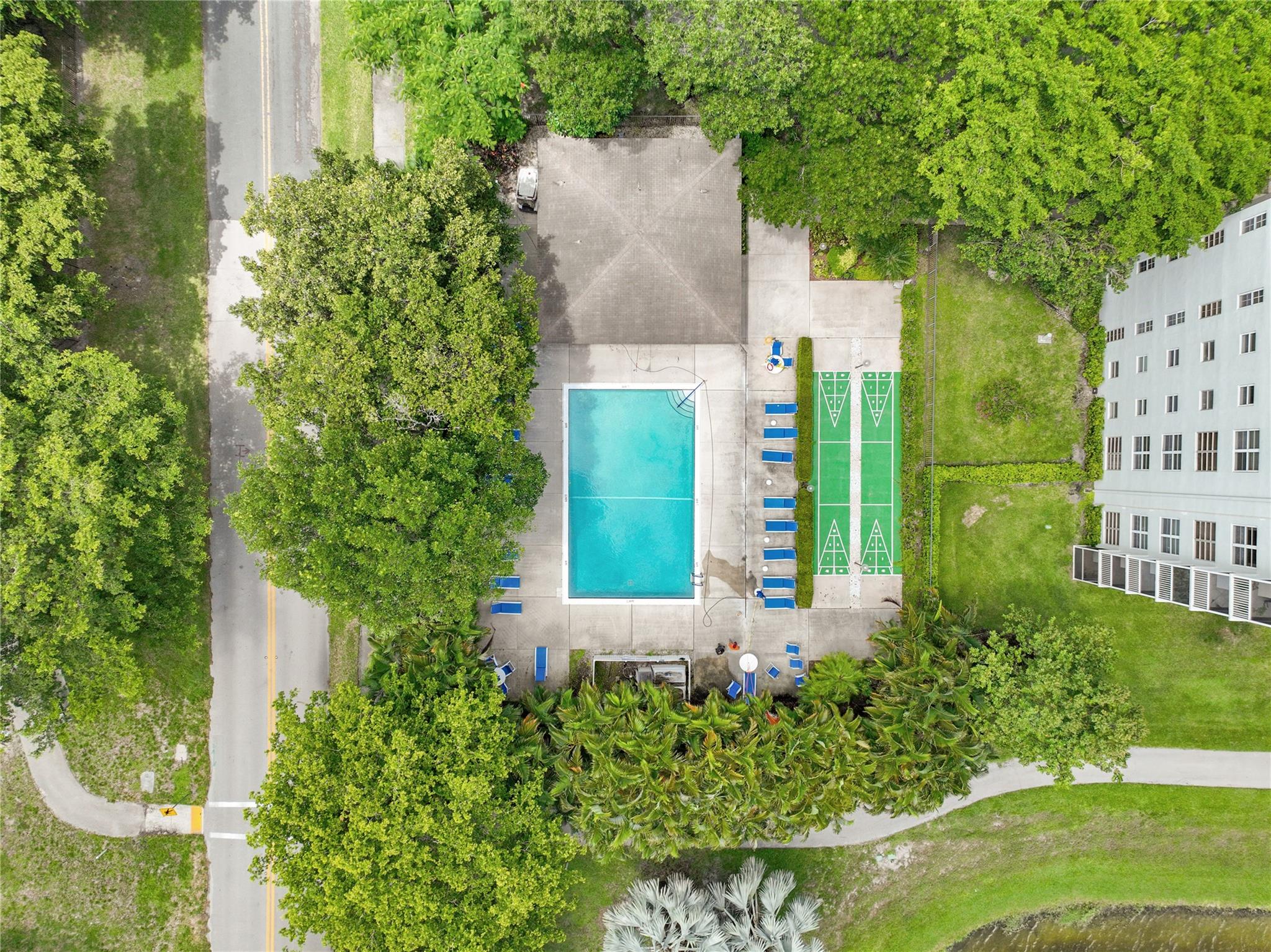 2751 N Palm Aire Dr 102