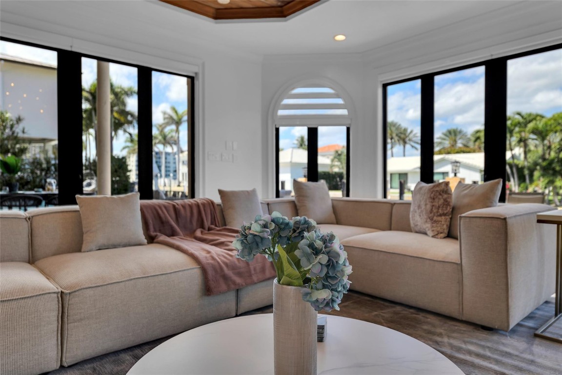 1011 Rhodes Villa Avenue