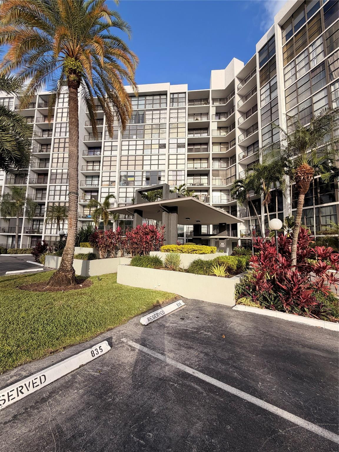 800 Parkview Dr 103