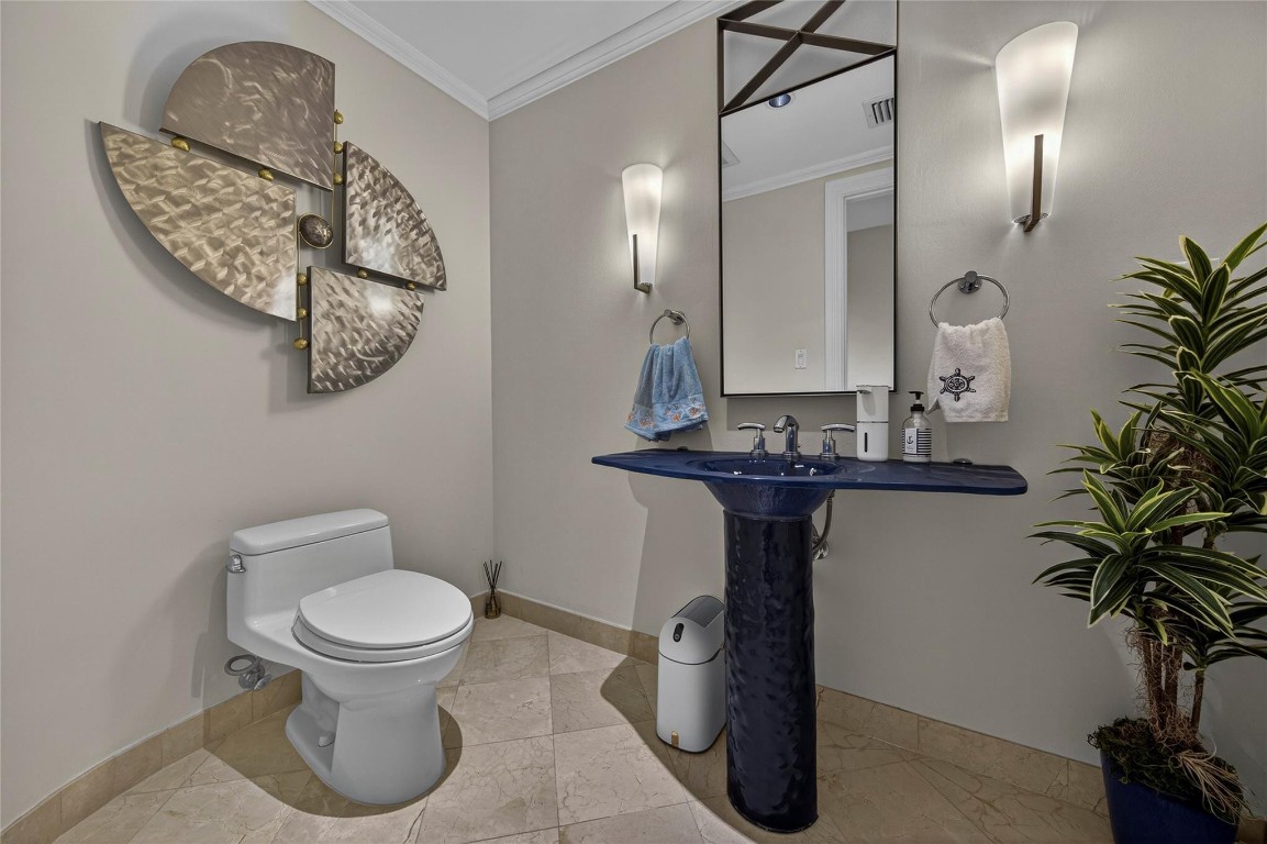 1200 Holiday Drive 402