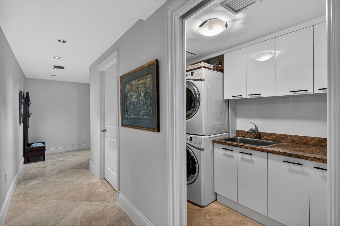 1200 Holiday Drive 402