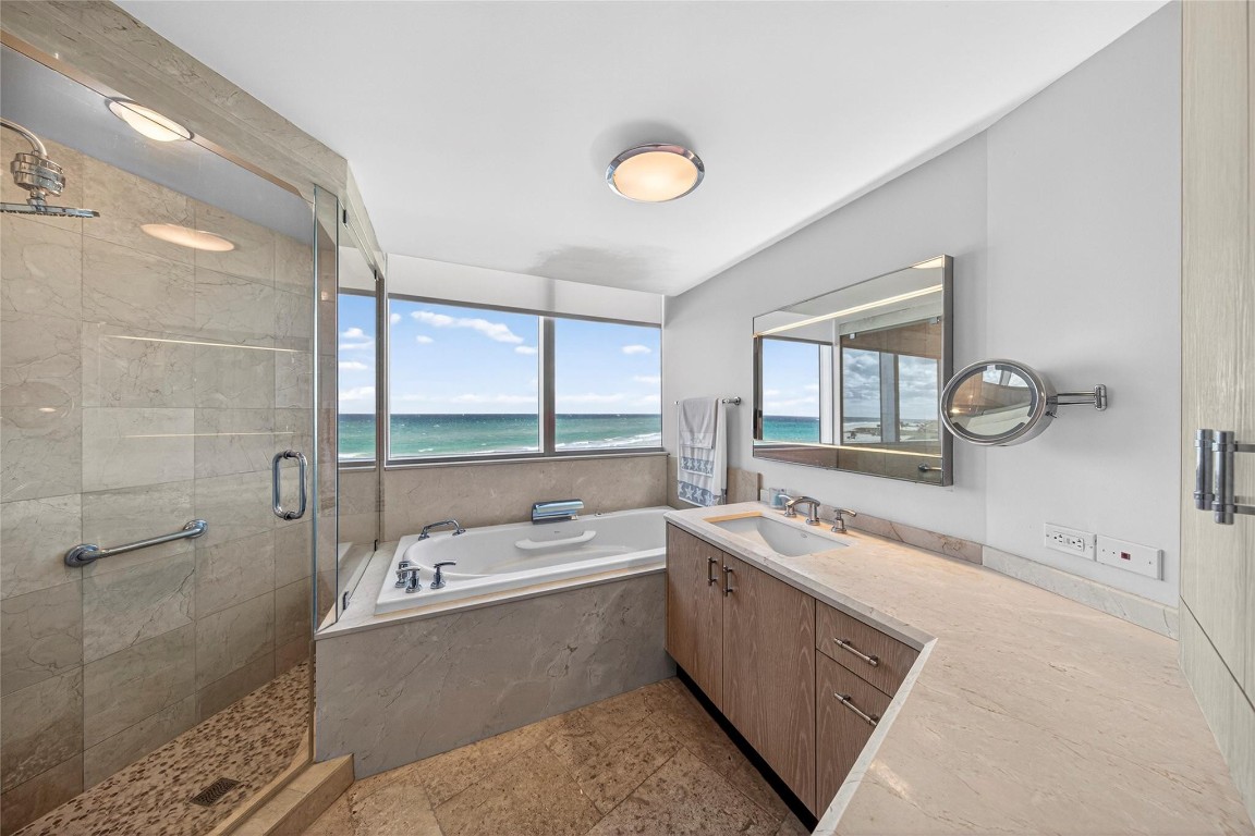 1200 Holiday Drive 402