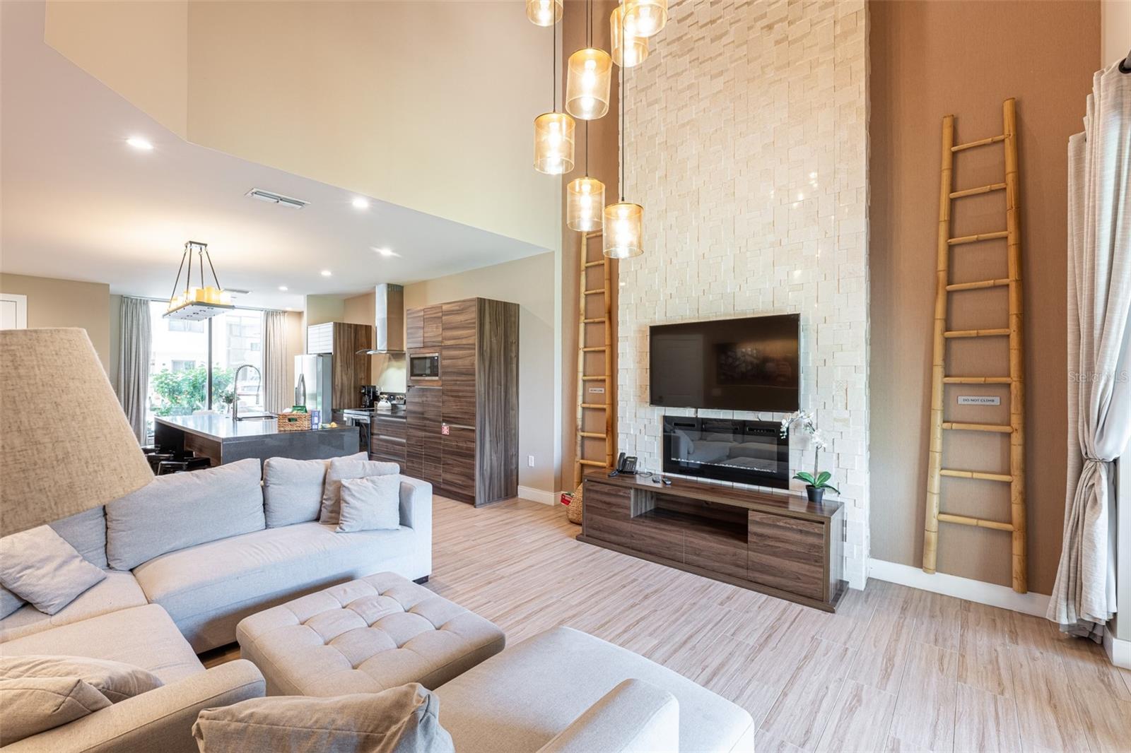7462 BLEECKER LN