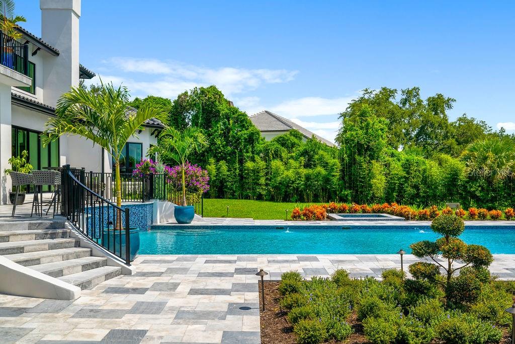 570 MANOR RD