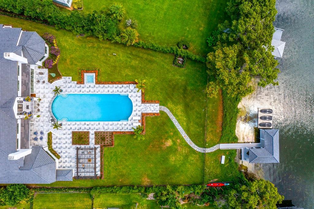 570 MANOR RD