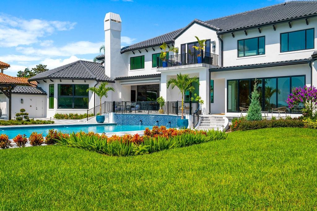 570 MANOR RD