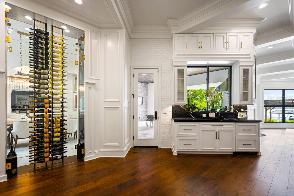 570 MANOR RD