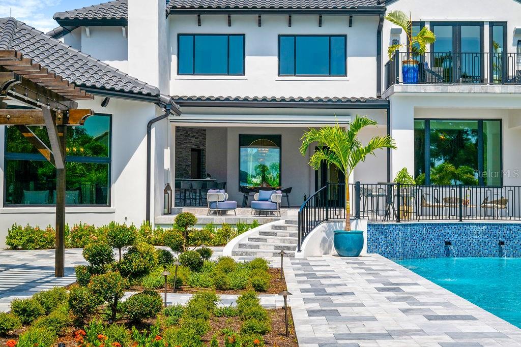 570 MANOR RD