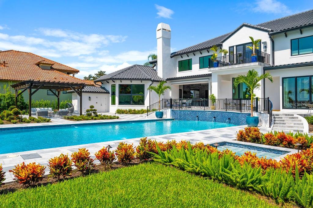 570 MANOR RD