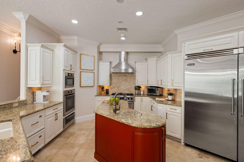 2211 AZALEA PL