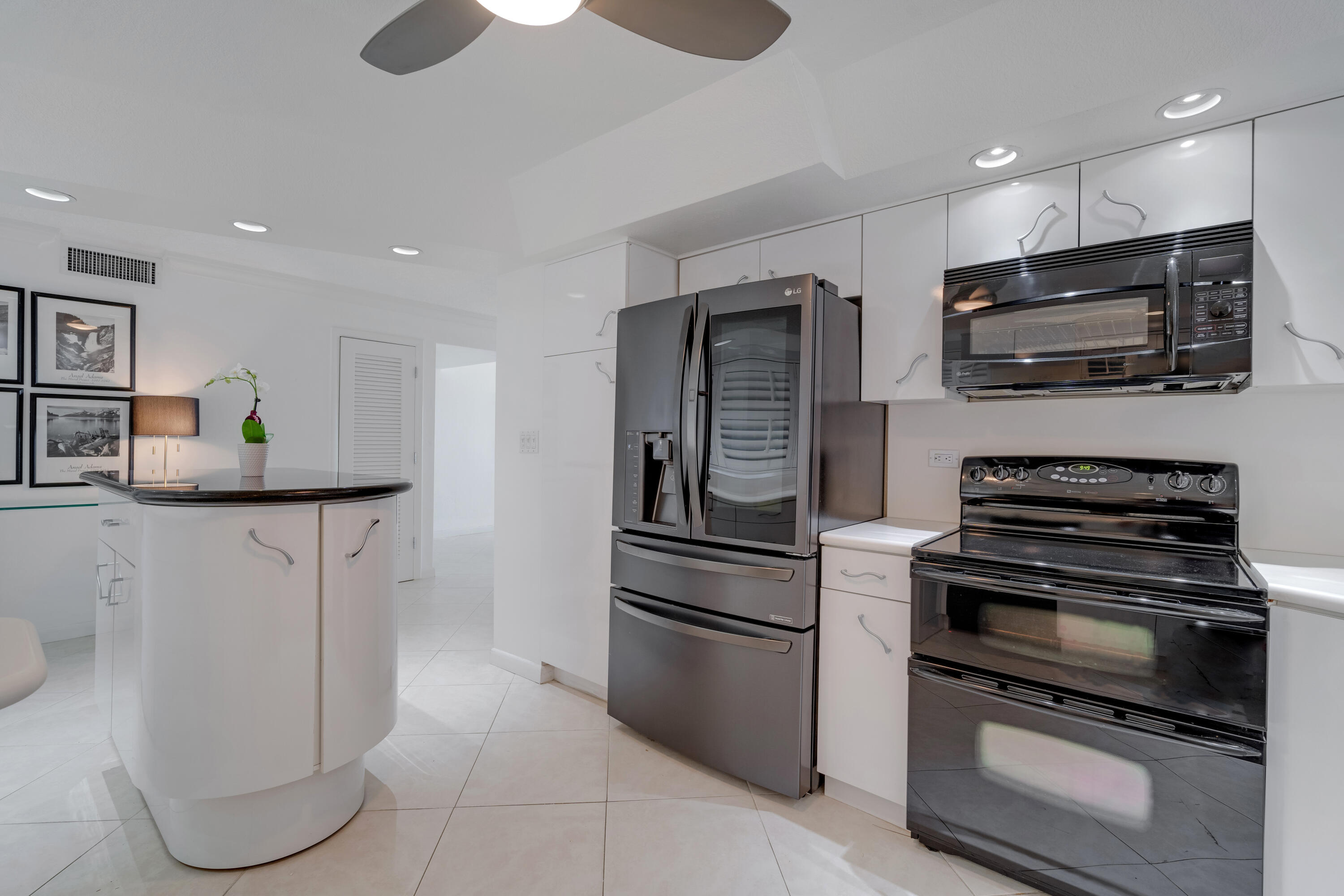 1169 Hillsboro Mile 803