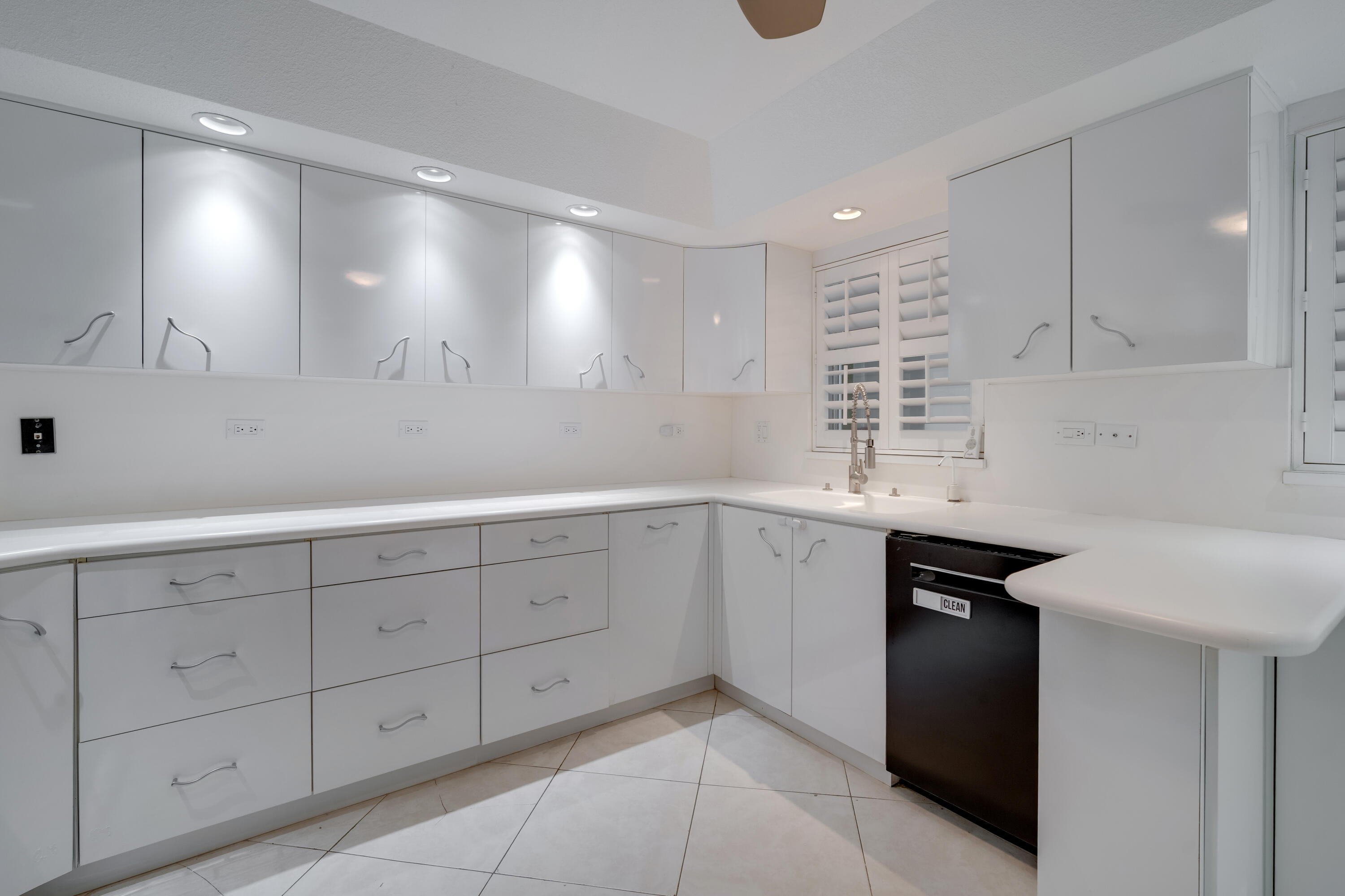 1169 Hillsboro Mile 803