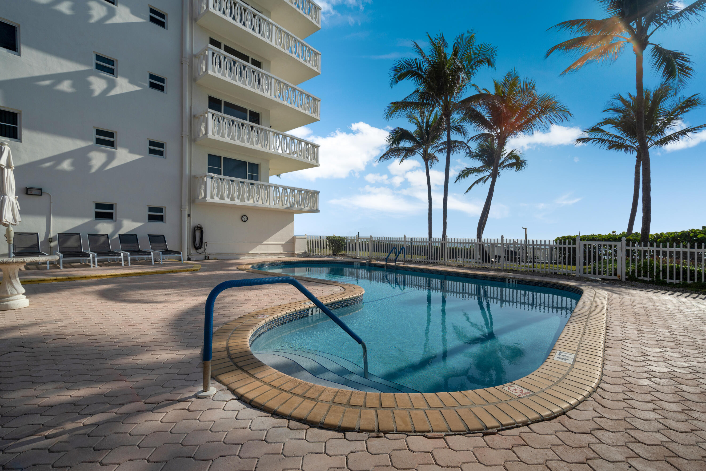 1169 Hillsboro Mile 803