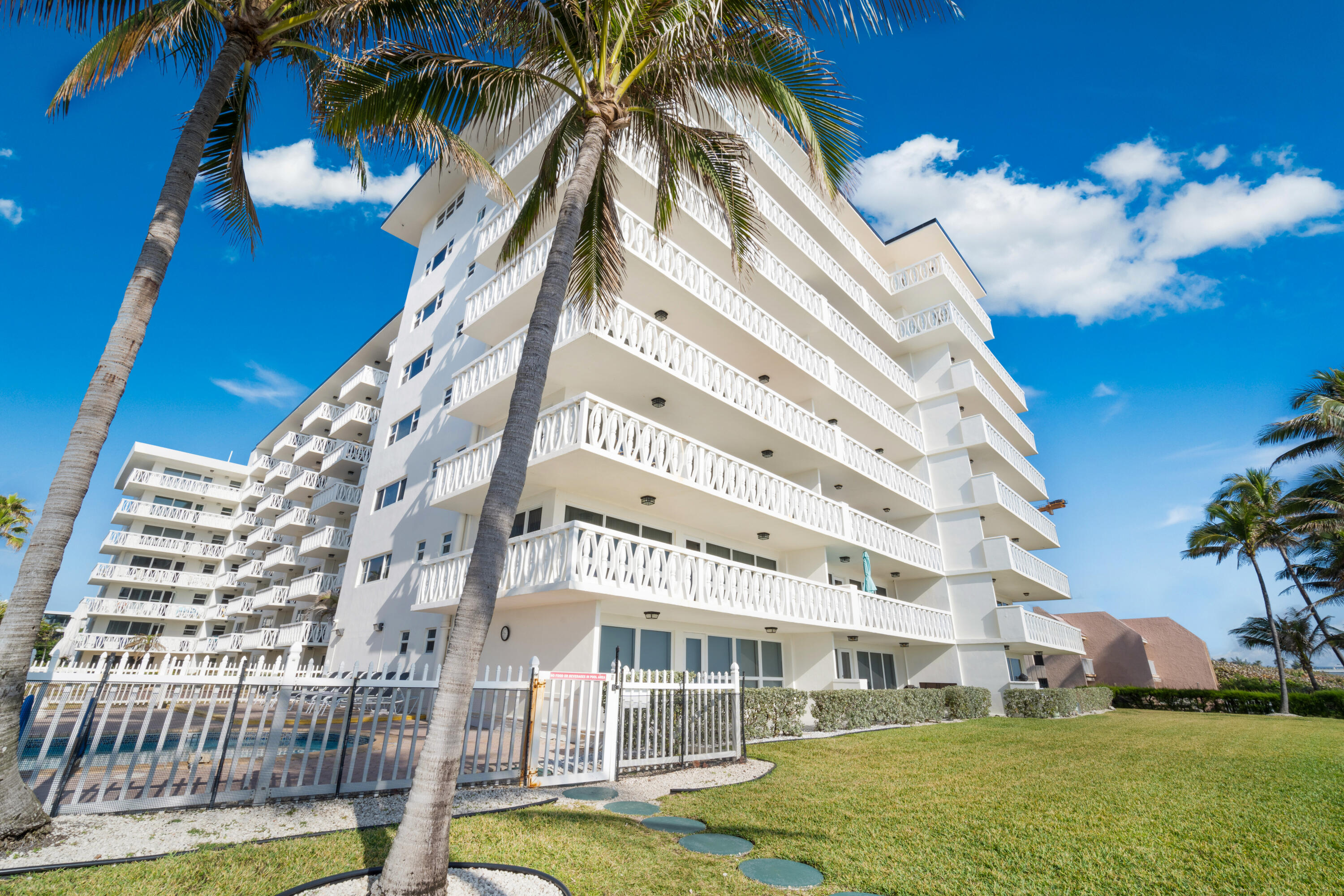 1169 Hillsboro Mile 803