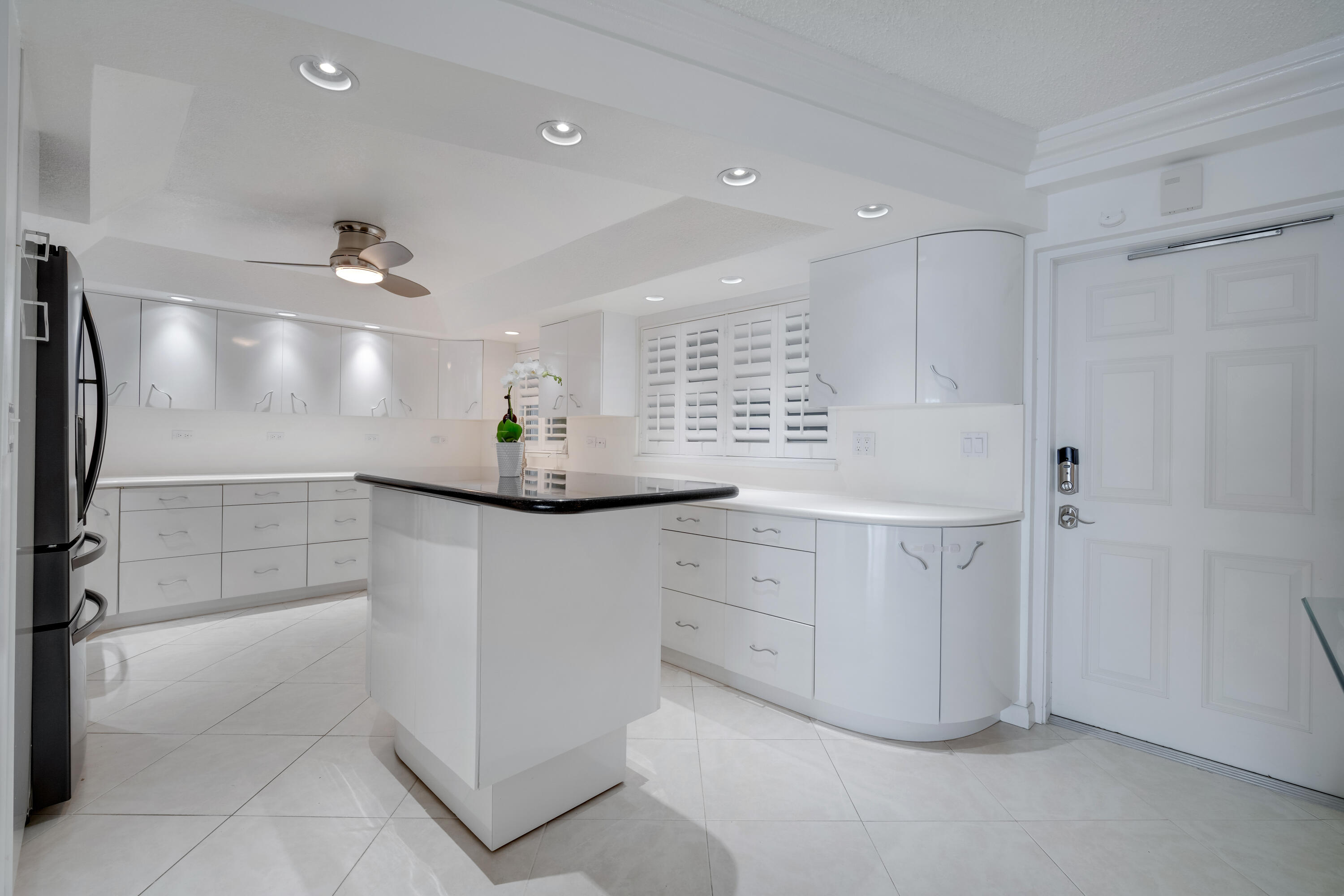 1169 Hillsboro Mile 803