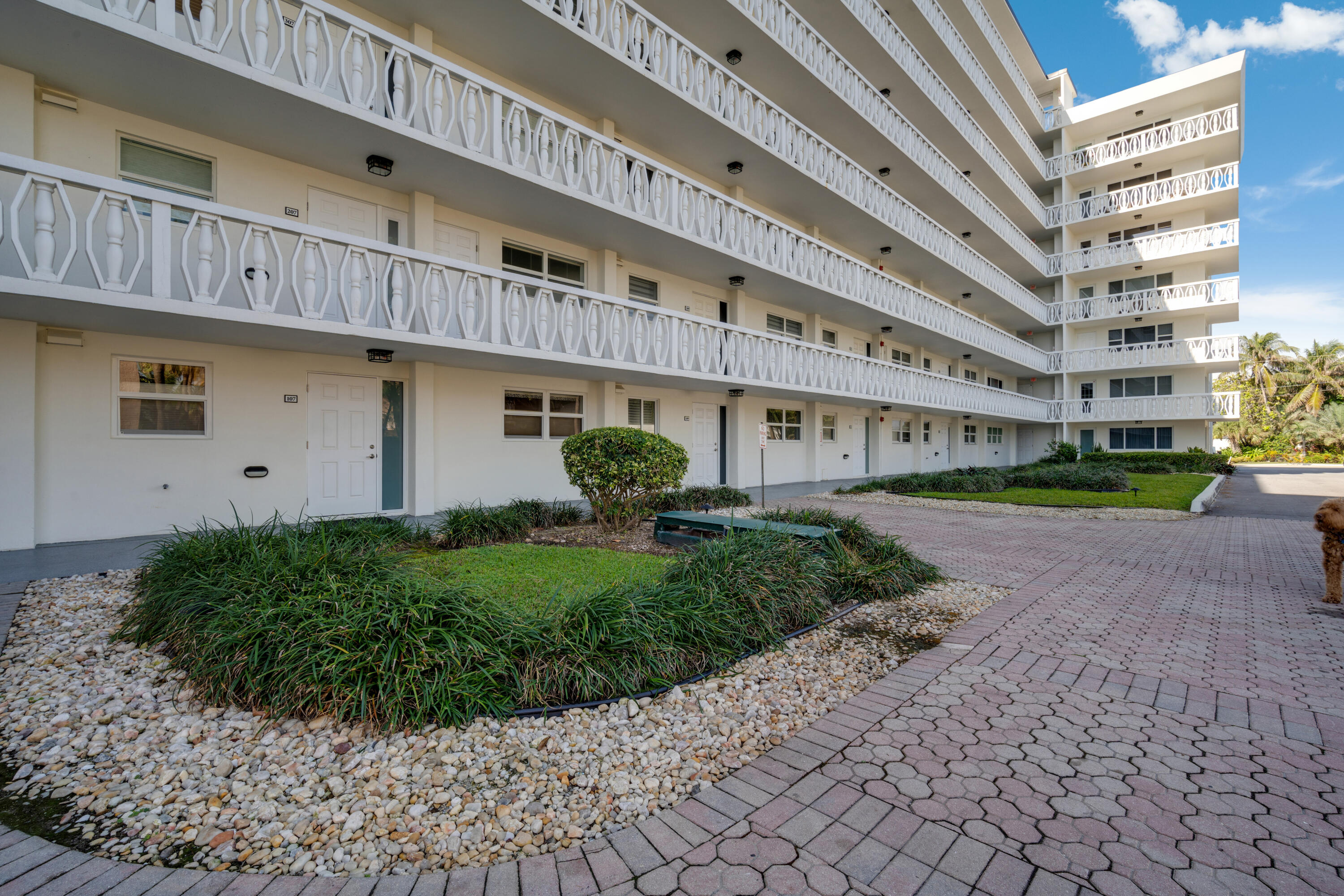 1169 Hillsboro Mile 803