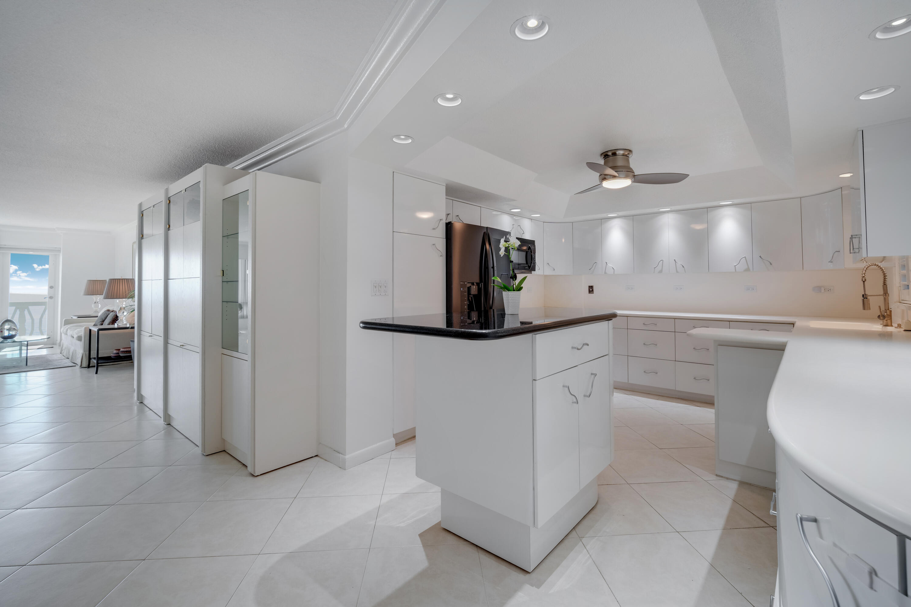 1169 Hillsboro Mile 803