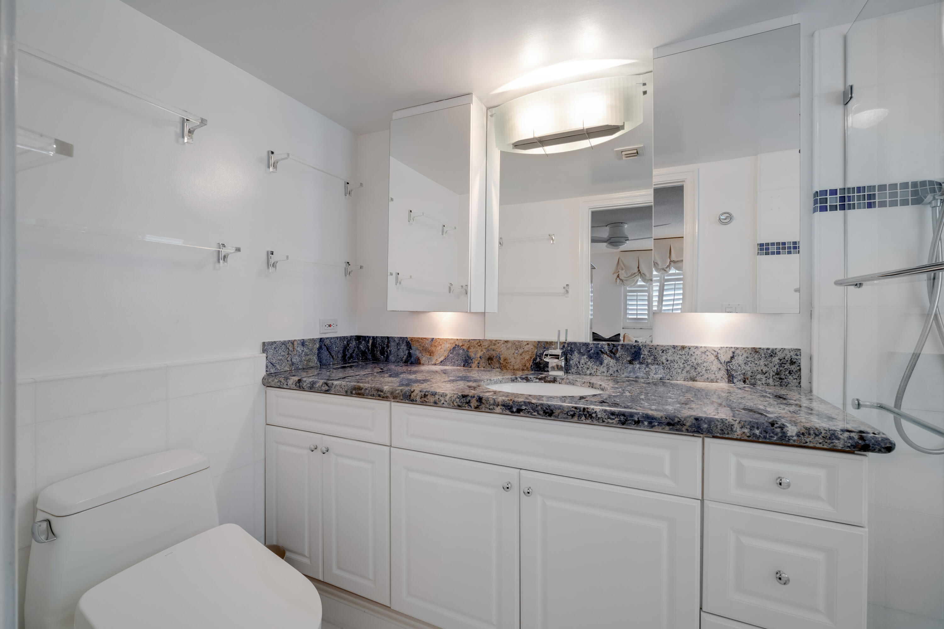 1169 Hillsboro Mile 803