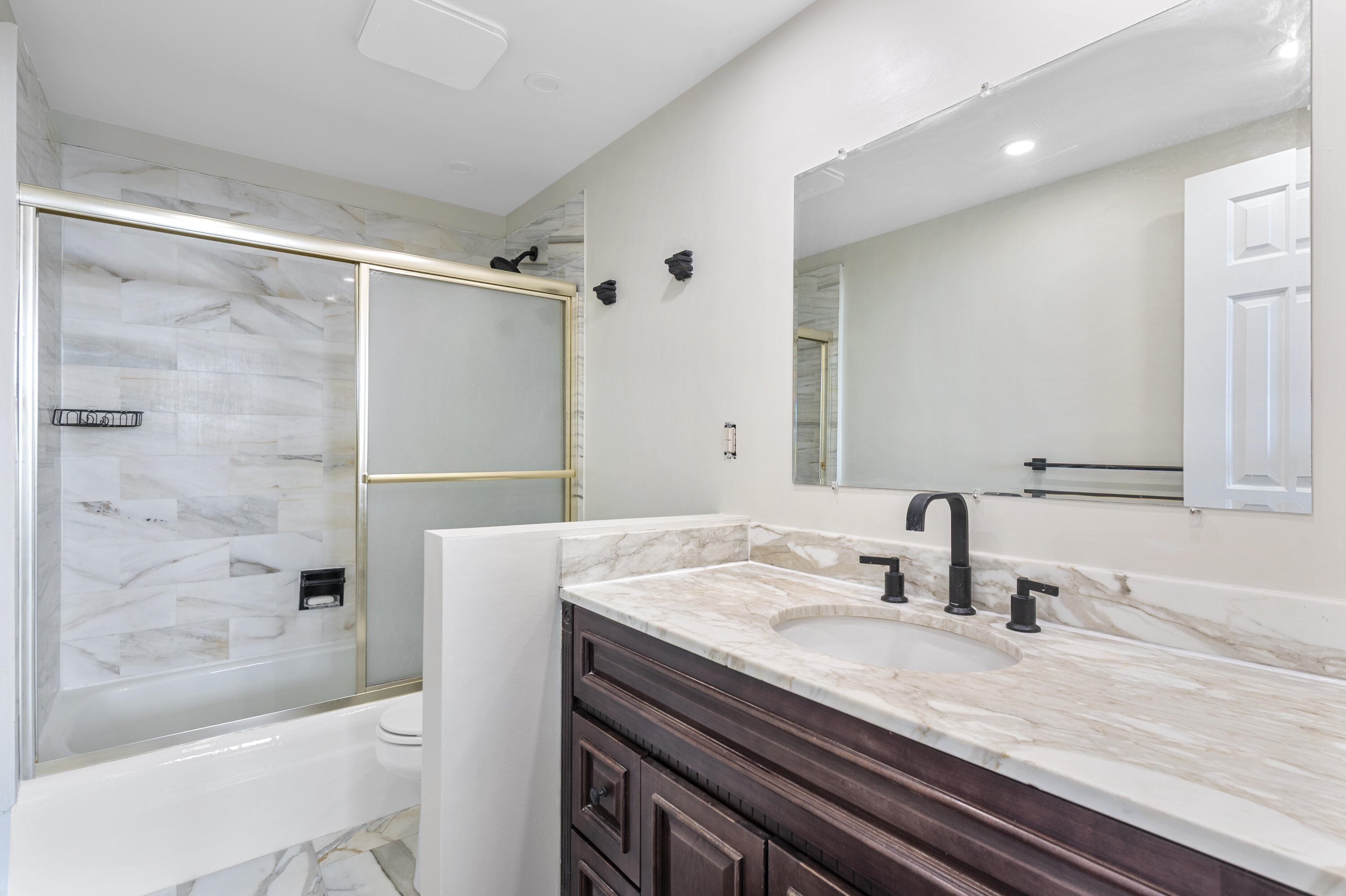 859 Jeffery Street 814