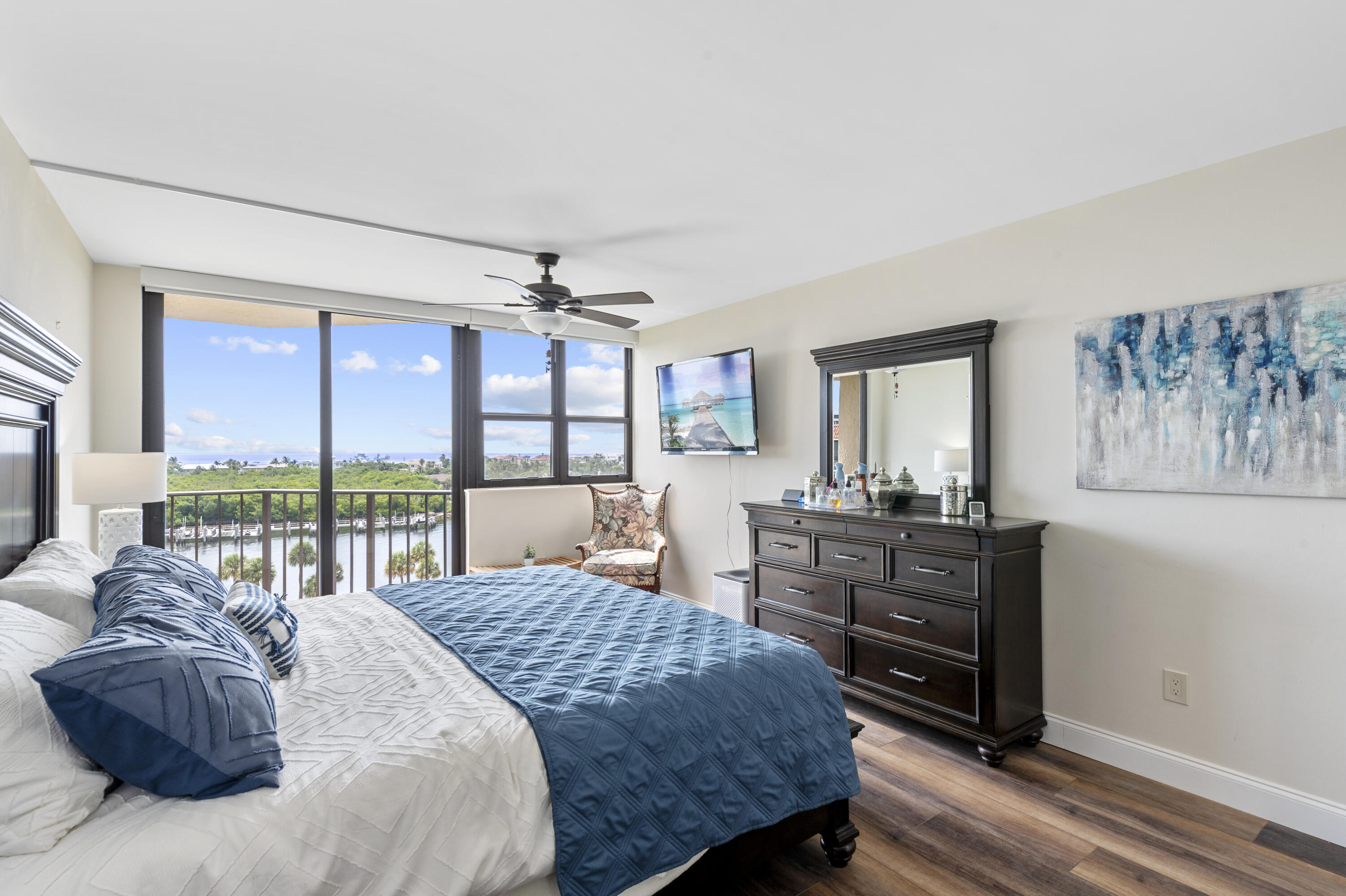 859 Jeffery Street 814