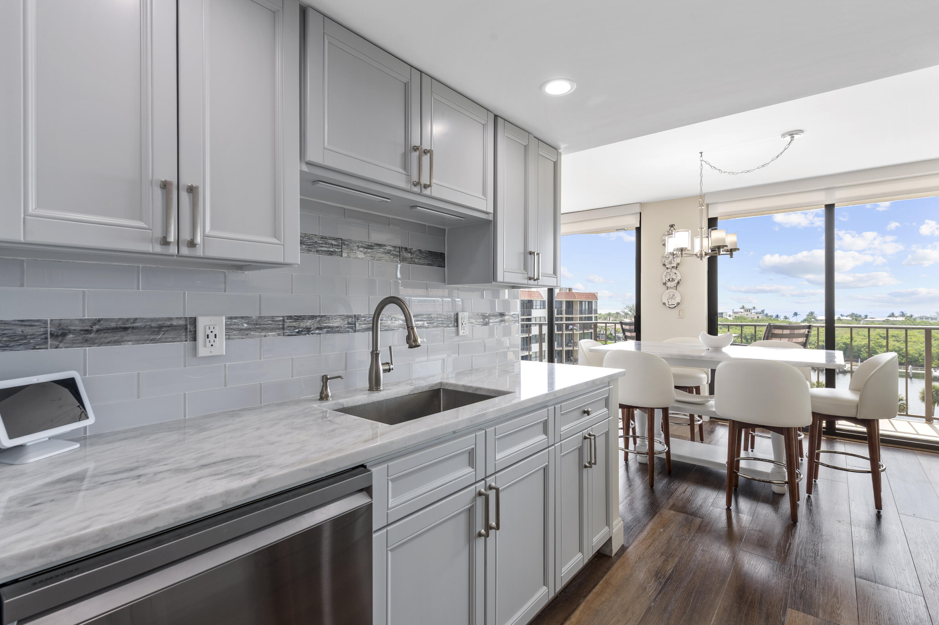 859 Jeffery Street 814