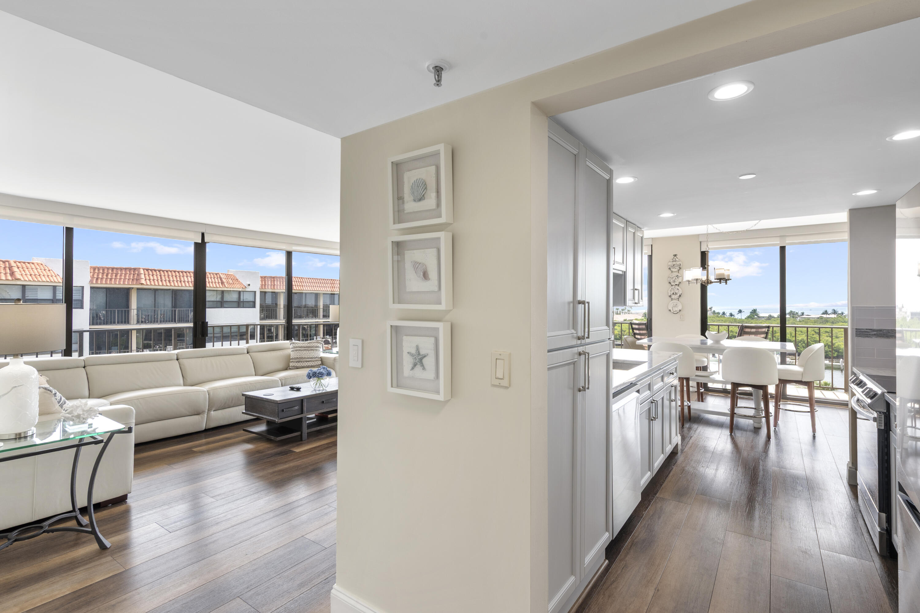 859 Jeffery Street 814