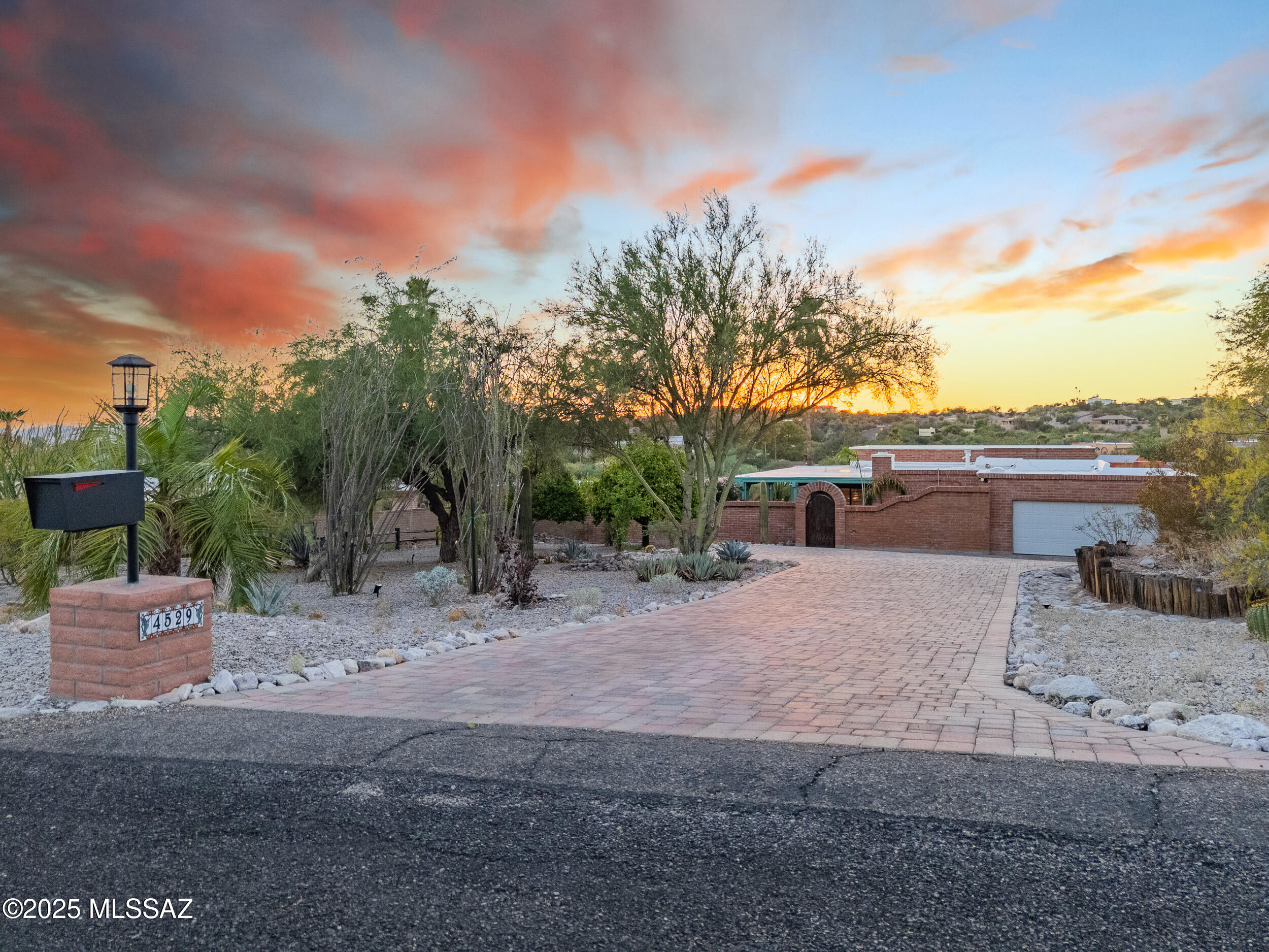 4529 N Paseo Bocoancos