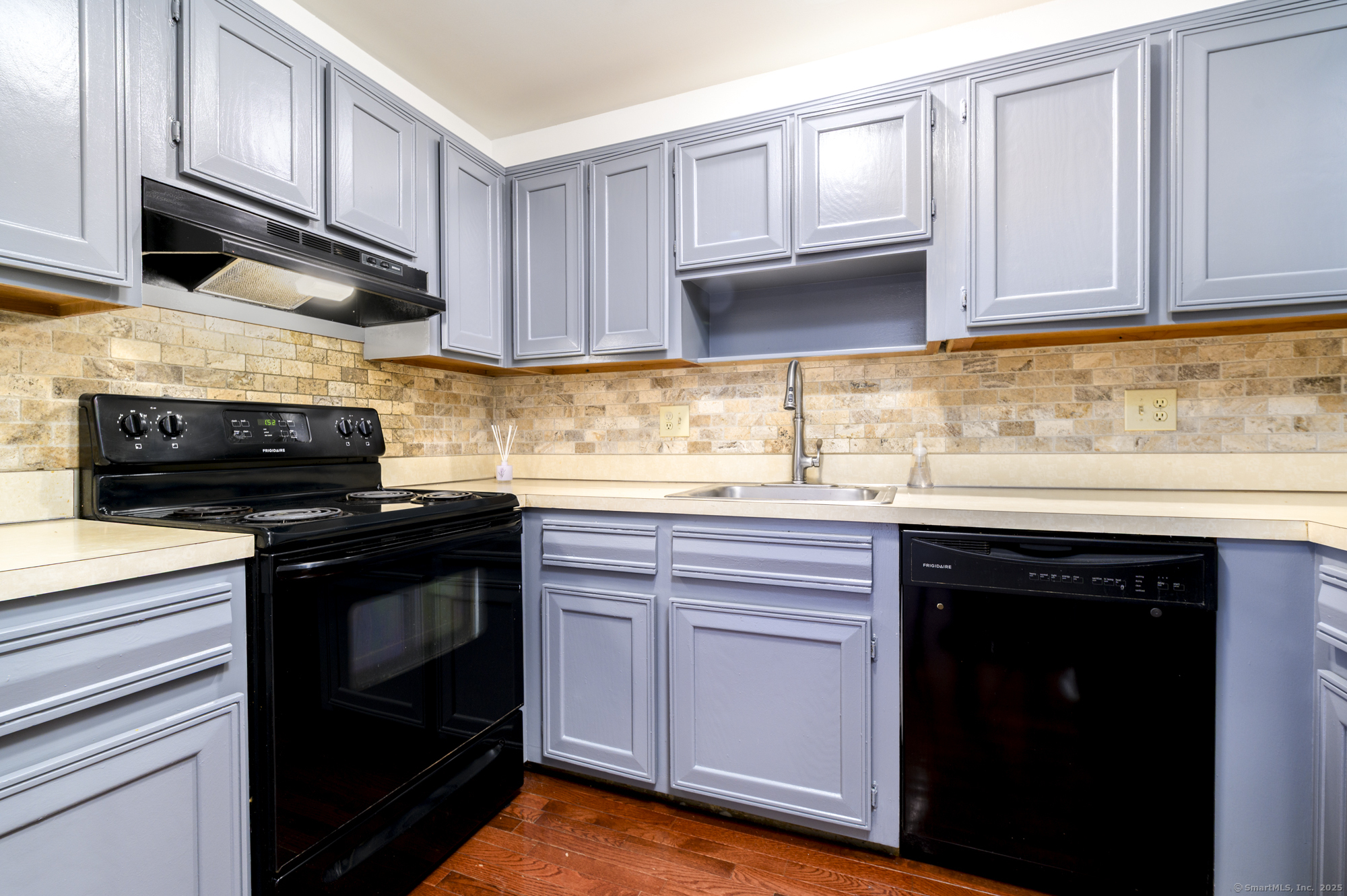 100 Wolfpit Avenue APT 25