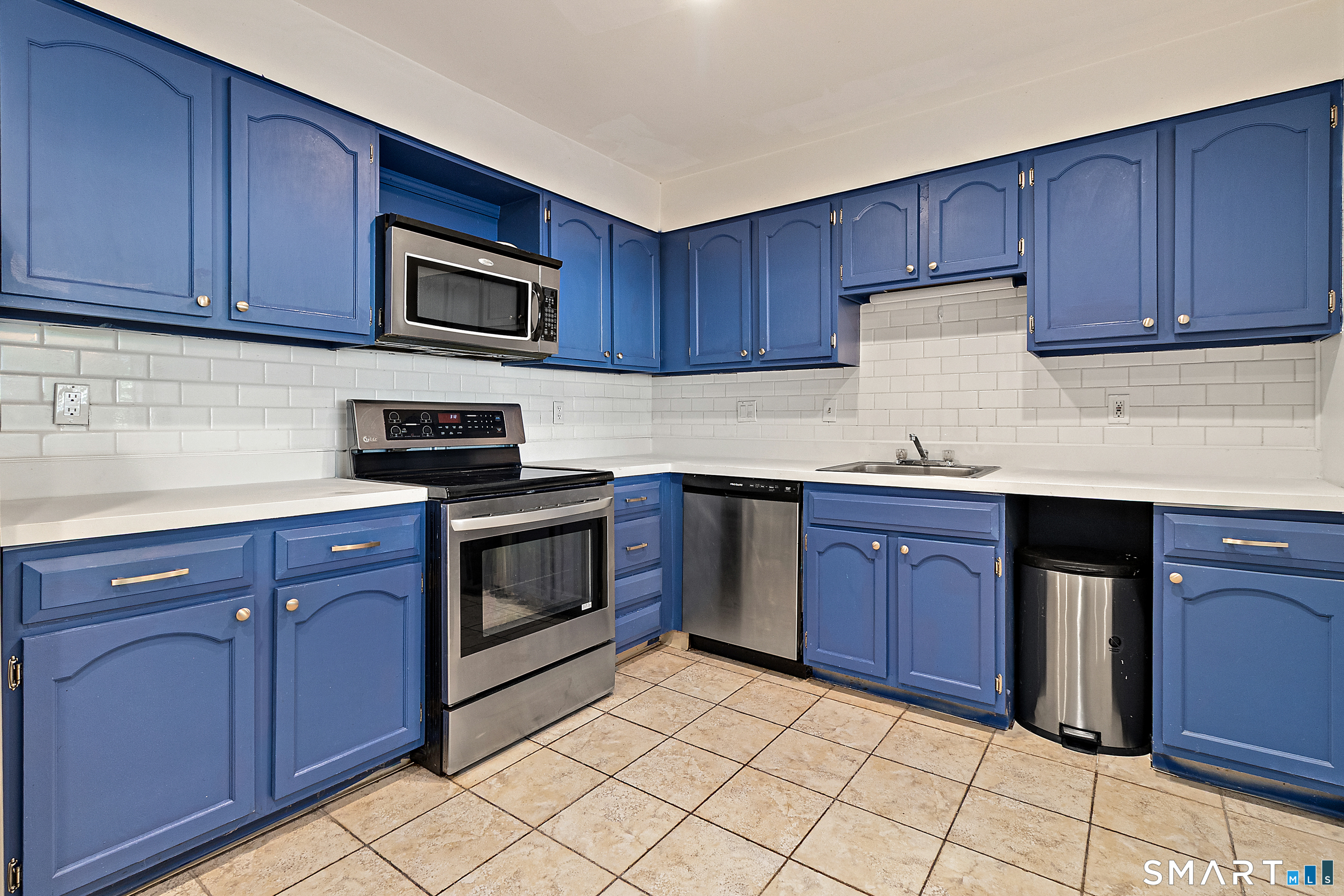 1460 Elm Street Unit: 220