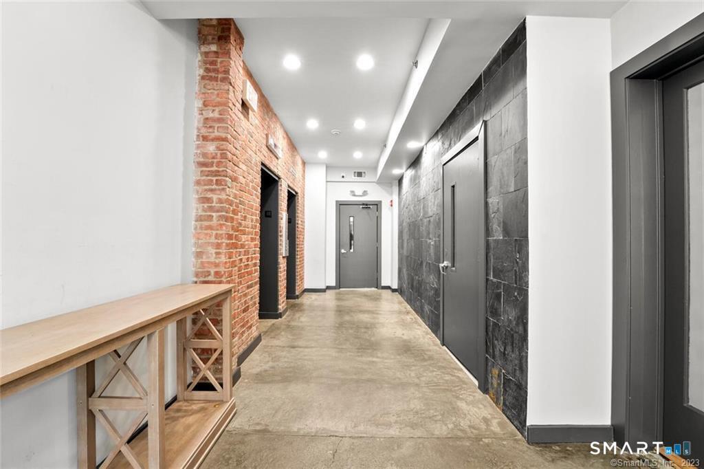 881 Lafayette Boulevard Unit: 1D