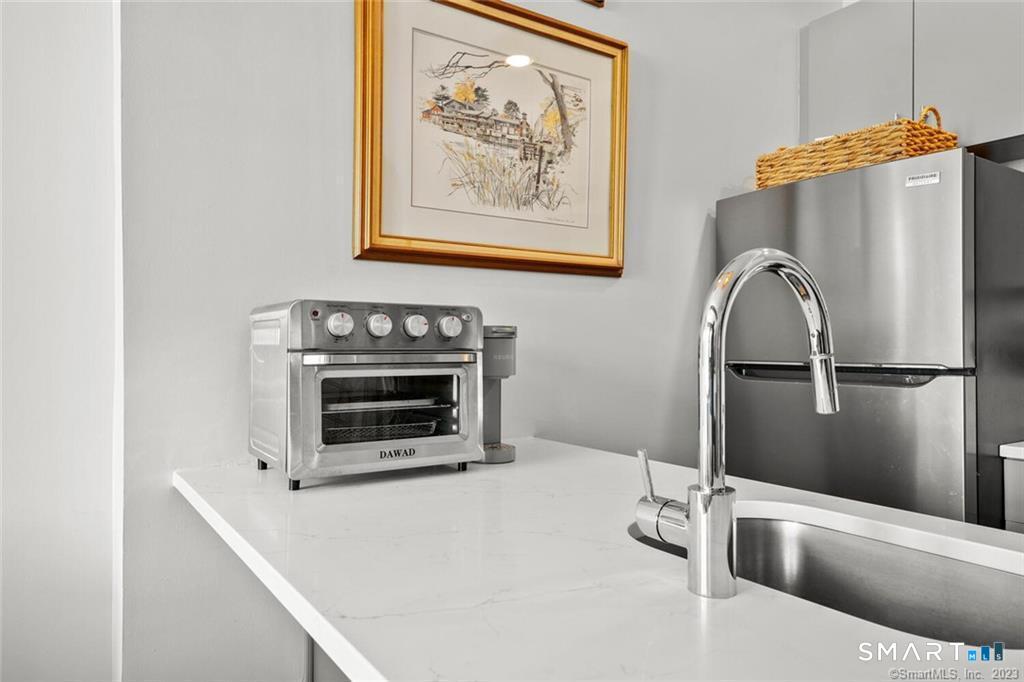 881 Lafayette Boulevard Unit: 1D