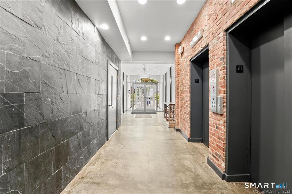 881 Lafayette Boulevard Unit: 1D
