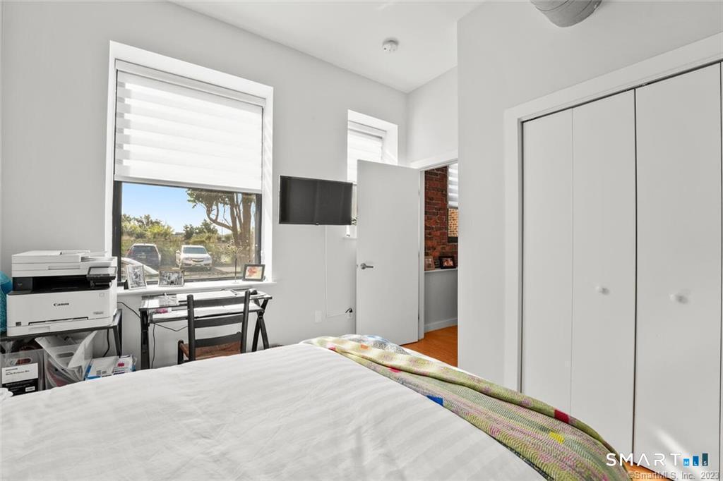 881 Lafayette Boulevard Unit: 1D