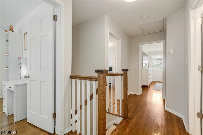 22 Ridge Dr W.
