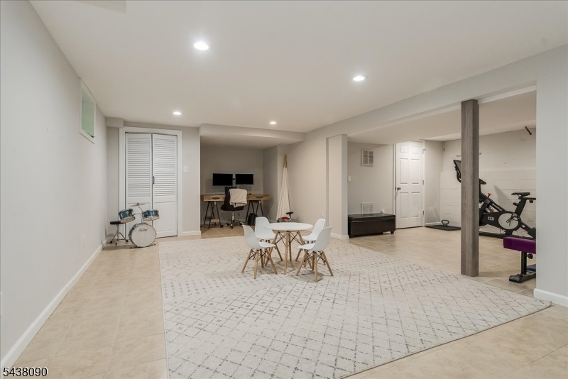 22 Ridge Dr W.