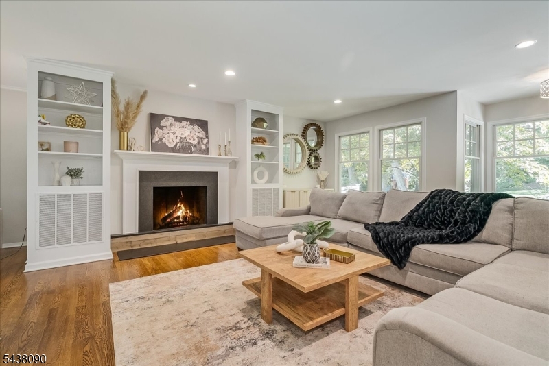 22 Ridge Dr W.
