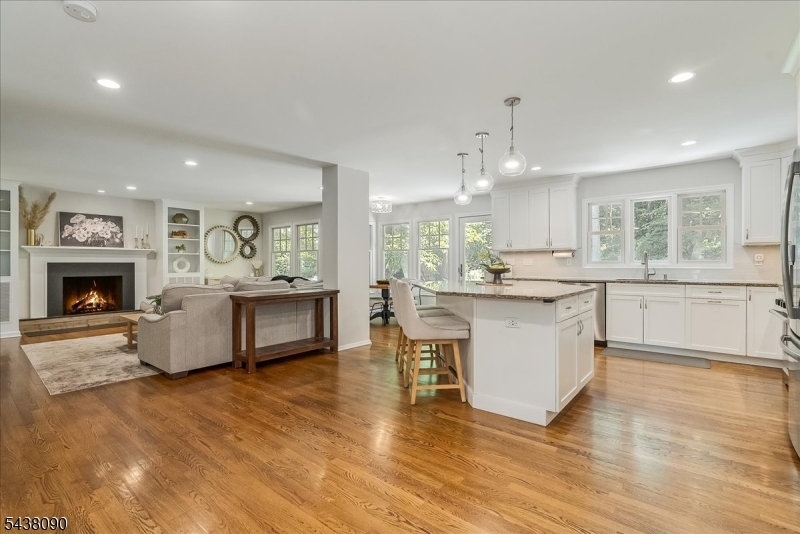22 Ridge Dr W.