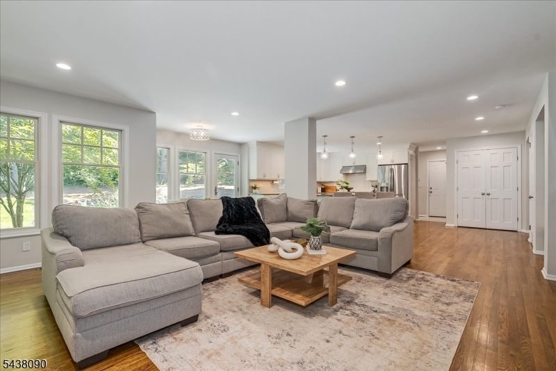 22 Ridge Dr W.