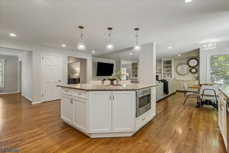 22 Ridge Dr W.