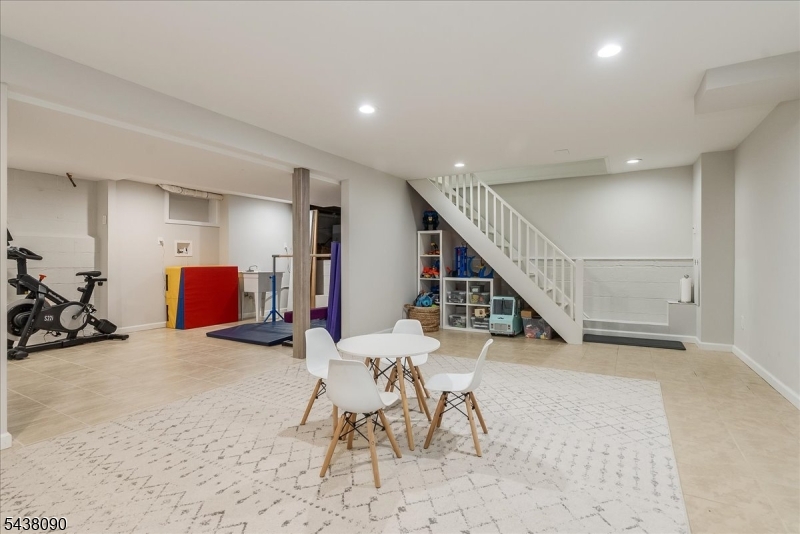 22 Ridge Dr W.