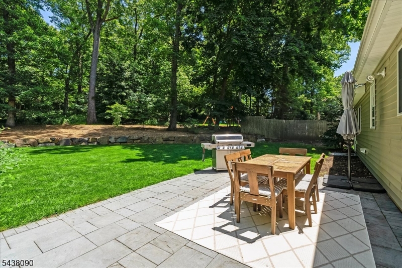 22 Ridge Dr W.