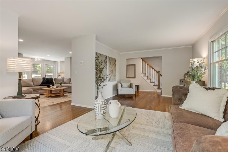 22 Ridge Dr W.