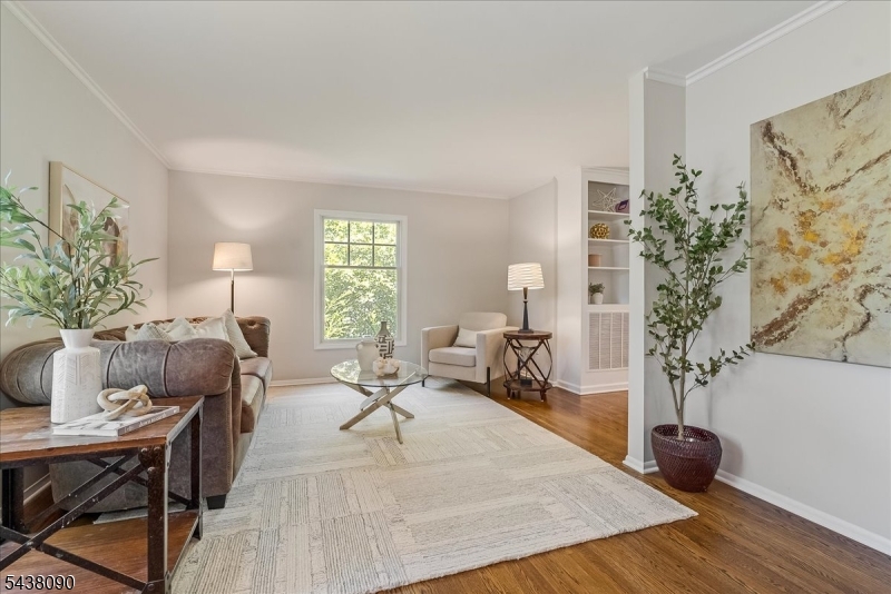 22 Ridge Dr W.