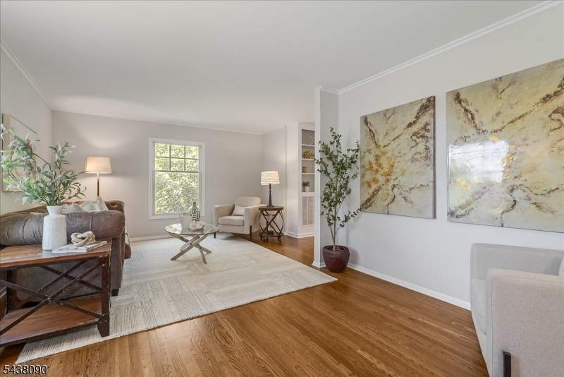 22 Ridge Dr W.