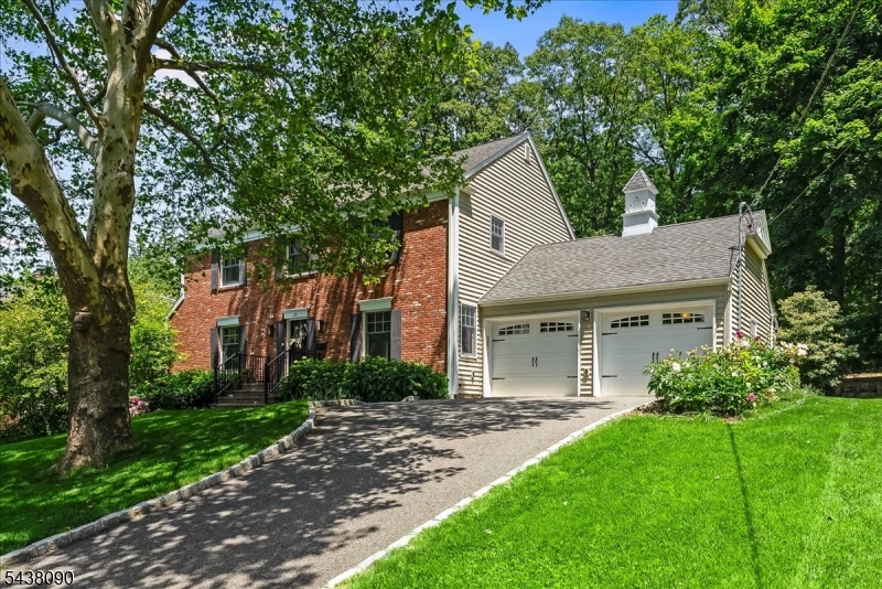 22 Ridge Dr W.
