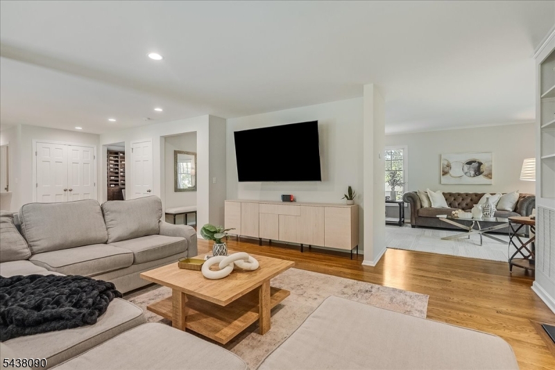 22 Ridge Dr W.